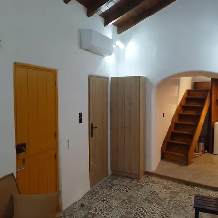 κυθνος δρυοπίδα, στούντιο χατζής